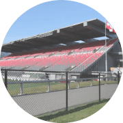 Des gradins vides dans un stade sportif
